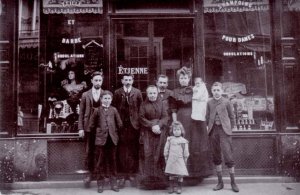 Una famiglia di emigranti italiani schierata davanti al proprio “Salon de coiffeur”, a Saint Etienne, Francia, nella prima decade del Novecento. - Archivio BPP