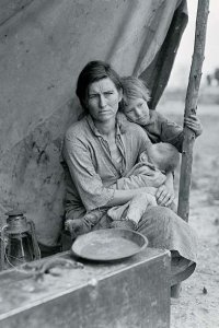 In questo articolo, due immagini simbolo della crisi economica in America dopo il crac del 1929. Una mamma accampata con i suoi bambini sotto una tenda. - Archivio BPP