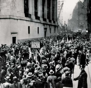 In questo articolo, due immagini simbolo della crisi economica in America dopo il crac del 1929. I tumulti dei risparmiatori davanti alla Borsa di Wall Street. - Archivio BPP