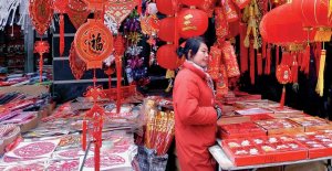 Un negozio di Pechino, con i ventagli e i tradizionali “déng lóng”, le lanterne rosse, che contraddistinguono le attività commerciali cinesi in tutto il mondo.