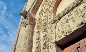 Taurisano (Lecce):Particolare della facciata della Chiesa della Madonna della Strada (XIII sec.). È uno dei più importanti esempi di architettura romanico-pugliese
del Salento. - Nello Wrona