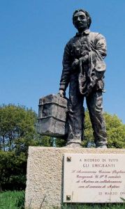 Matino (Lecce): A cura dell’Ass. UPE cittadina, il monumento in ricordo di tutti gli emigranti nel mondo. - Nello Wrona