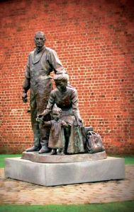 Liverpool: Una famiglia di emigranti nella statua che la città ha dedicato alle migliaia di persone espatriate in cerca di lavoro. - Lydia Honeypot