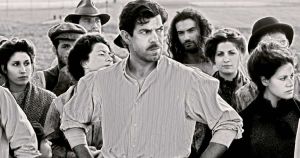 In queste pagine, alcune scene della fiction televisiva “Pane e libertà” del regista Alberto Negrin, con Pierfrancesco Favino e Raffaella Rea (Fonte: Archivio
Associazione Casa Di Vittorio. Si ringrazia il suo direttore, Giovanni Rinaldi, per la gentile collaborazione). - © Palomar Spa