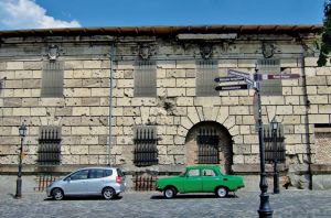 un edificio crivellato dai carri armati sovietici durante l’invasione del 1956. - Dafne Cimino