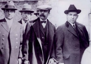Mobilitazione popolare a favore di Sacco e Vanzetti (pag. a lato, durante il trasferimento in carcere). Dopo tre processi, Nick e Bart furono giustiziati sulla sedia elettrica, con l’accusa di duplice omicidio, detenzione di armi e materiale sovversivo. - Archivio BPP