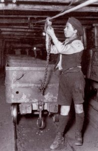Un ragazzino
apprendista minatore,in una miniera di Ashington, nell’Inghilterra settentrionale (anni Trenta del Novecento). - Archivio BPP