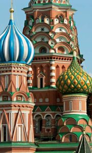 La Cattedrale di San Basilio, a Mosca, nella
Piazza Rossa. Ivan il Terribile la fece costruire tra il 1551 e il 1556, e volendola magnifica e irripetibile diede ordine che il suo
architetto, Yakovlev, fosse accecato. - Archivio BPP