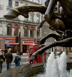 Londra: La Fontana dei Cavalli, all’incrocio di Regent Street, Piccadilly, Haymarket e Shaftesbury Avenue. - Carlo Stasi