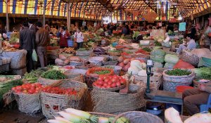Presso Giakarta,i banchi di un mercato di frutta e verdura.Anche per l’Indonesia,la crescita del Pil nel 2009 è stata rivista al ribasso, a causa della debolezza dell’economia - ICP, Milano