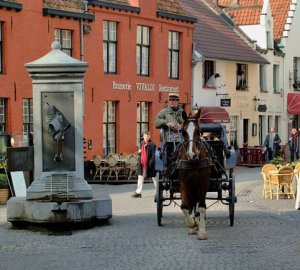 Le tradizioni che resistono nel calesse e nella “brasserie” di Bruges, nelle Fiandre. - Archivio BPP