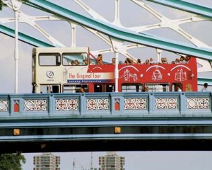 Un trenino turistico
sul Tower Bridge di Londra. - ICP, Milano