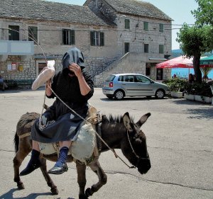 Un’anziana contadina a dorso di mulo,a Mostar. - Dario Carrozzini