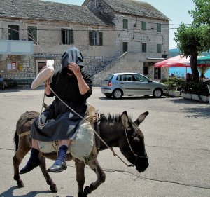 Un’anziana contadina a dorso di mulo,a Mostar. - Dario Carrozzini