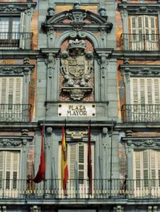 Particolare della “Casa de la Panaderia”,
nella Plaza Mayor di Madrid. Da questo palazzo, per secoli, i reali spagnoli hanno assistito alle corride, alle feste e alle
esecuzioni dei condannati. - Archivio BPP