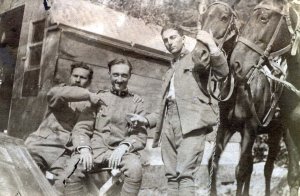 Fronte di guerra, 1916:
due commilitoni indicano i fori di proiettile sulla divisa del ten. Graziuso, rimasto miracolosamente incolume. - Courtesy Luciano Graziuso