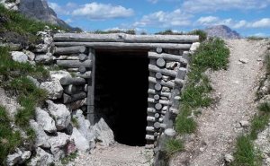 Un rifugio con travature
in legno sulle Dolomiti. Questi bunker spesso fronteggiavano a pochissima distanza quelli del nemico, per cui non furono infrequenti
gli episodi di scambi di doni tra nemici nella “terra di nessuno”. - Vito Primiceri