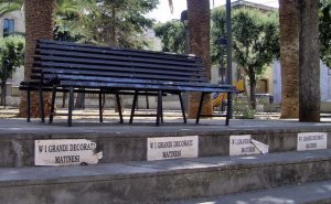 Matino (Lecce):
Una panchina deserta, in Piazza Umberto I, la piazza del Monumento ai Caduti. - Nello Wrona