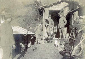 Fronte orientale.Una parvenza
di normalità nella guerra di trincea. - Courtesy Luciano Graziuso