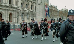 Londra:Parata delle guardie
scozzesi al “Poppy Day”, la Festa dei Papaveri, in ricordo dei Caduti delle due guerre mondiali - Carlo Stasi