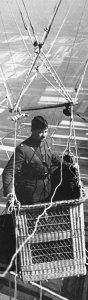Un ufficiale osservatore
in ricognizione sulla campagna francese a bordo di un pallone frenato, nella primavera del 1917. - Archivio BPP