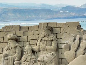 Las Palmas (Canarie):Una scultura di sabbia,
sulla spiaggiadi Las Cantelas, raffigurante i Re Magi. - Archivio BPP