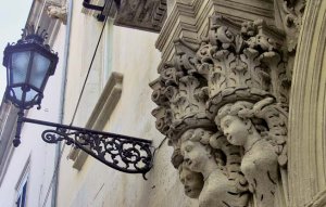 Lecce: Balcone con cariatidi nei pressi di
Porta San Biagio. - Nello Wrona