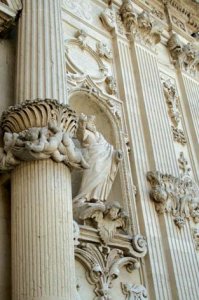 Gruppi scultorei in pietra leccese nel prospetto secondario del Duomo di Lecce. - Nello Wrona