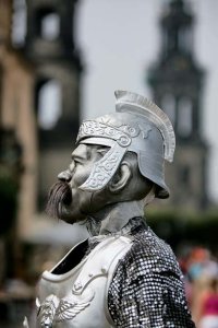 Berlino: Un mimo davanti alla sagoma della Gedächtniskirche, la chiesa simbolo della volontà di Berlino di ricostruire la città nel dopoguerra. - Dario Carrozzini