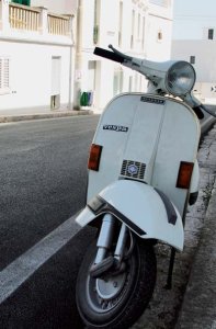 “Dammi una vespa
e ti porto...”, in un paesino del Capo di Leuca - Rosa Pugliese