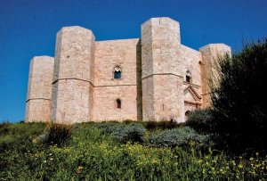 Rivolto ad Est, di fronte al punto in cui sorge il sole in coincidenza degli equinozi di primavera e d’autunno, il prospetto principale
di Castel del Monte (Andria). - Archivio BPP