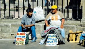 Nella periferia di una grande città sudamericana si “affitta” la manodopera per la strada. - Laura Carreto Tirado