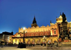 Cracovia: Notturno sulla medioevale Piazza del Mercato - Archivio BPP