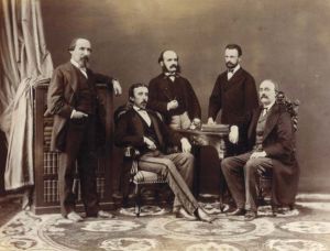 Il Segretario generale, Giacomo Grillo (al centro, in piedi), e la Direzione generale della Banca d’Italia in una foto del settembre 1868. - Album F.lli Alinari