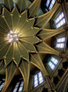 Budapest: nell'ordine, la cupola interna  del Parlamento - Dafne Cimino