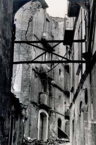 Case pericolanti a Conza della Campania, dopo il sisma che spezz in due losso dellIrpinia, nel novembre 1980. - Archivio BPP