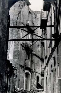 Case pericolanti a Conza della Campania, dopo il sisma che spezzò in due l’osso dell’Irpinia, nel novembre 1980. - Archivio BPP