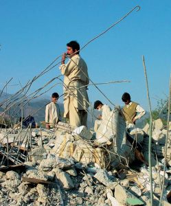 I sopravvissuti di Balakot cercano segni di vita tra le macerie. Rasa al suolo nel 2005, la citt pakistana  stata ricostruita a venti chilometri di distanza, prendendo a modello le architetture di Islamabad. - Archivio BPP