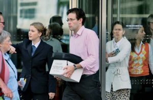 Licenziati.
Impiegati lasciano la sede della Lehman Brothers dopo il tracollo in Borsa di un anno fa. Al Congresso si parlò di “armageddon”, mentre Bernanke definì
un’autentica tragedia il collasso catastrofico della finanza mondiale. - Archivio BPP