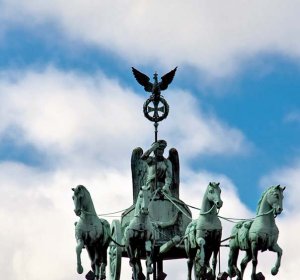 La quadriga sulla Porta di Brandeburgo, a Berlino. Orientati una volta verso Ovest, anche dopo l’abbattimento del Muro, i cavalli continuano a guardare verso Est. - Archivio BPP