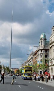 Dublino:
OConnel Street, con lo Spire, il monumento alla luce, totem futurista del terzo millennio. - Carlo Stasi