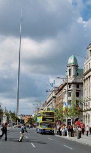 Dublino:
O’Connel Street, con lo “Spire”, il monumento alla luce, totem futurista del terzo millennio. - Carlo Stasi