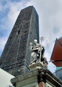 La statua
di San Petronio, a Bologna, allombra della Torre Garisenda - Nello Wrona