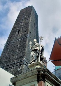 La statua
di San Petronio, a Bologna, all’ombra della Torre Garisenda - Nello Wrona