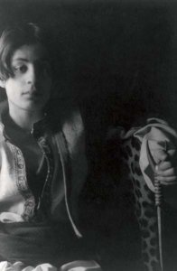 Khalil Giubràn, in una foto giovanile in costume tipico libanese. - Archivio BPP