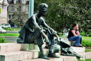 Di Laszlo Marton, la statua del poeta ungherese Attila József, di fronte al Parlamento di Budapest. Segnata dalla miseria e dalla sofferenza, la sua vita fu rischiarata solo dallamore per la libertą del suo Paese. Morģ suicida nel 1937, sognando un nuovo ordine sociale. - Dario Carrozzini