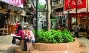 Una caratteristica piazzetta del centro cittadino di Macao, ex colonia portoghese, e oggi Patrimonio dellUmanit dellUnesco. - Claudio Cagnazzo