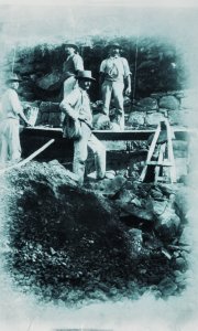Emigrati italiani impegnati nelle opere murarie di un edificio, in Austria, in una foto degli anni Venti del Novecento. - Archivio BPP