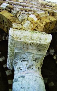 Brindisi: Una colonna in marmo greco del cosiddetto Portico dei Templari. - Nello Wrona