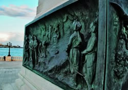 Immagini di Otranto: un particolare del Monumento ai Caduti, nei pressi della Porta Alfonsina, con una scena del Martirio del 1480. - Nello Wrona